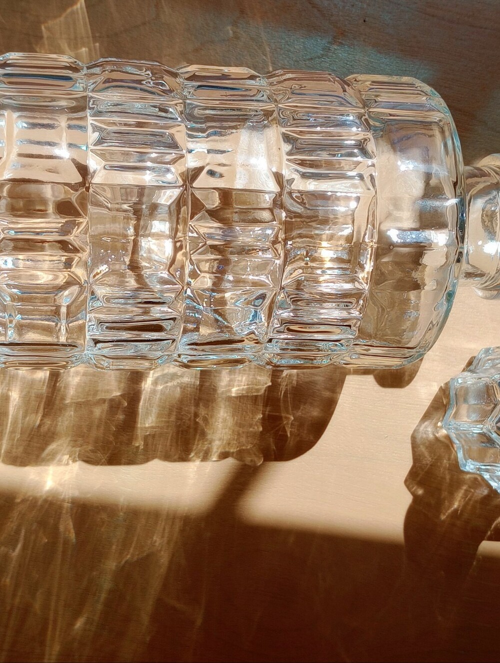 Vintage Mid-Century Federal Glass Geometric Block Decanter with Crest Stopper - Picture 5 of 8